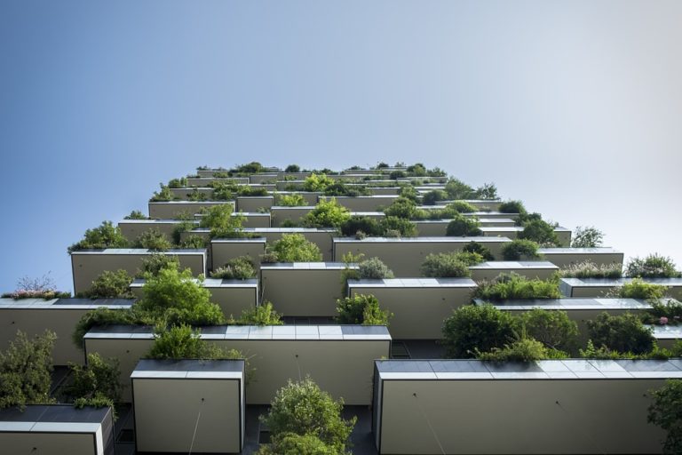 Comment assurer un aménagement de balcon étroit ?